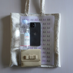 【3日以内発送・送料無料】A4がゆったり入る！ホワイトベースにお花模様　シックなトートバッグ 8枚目の画像