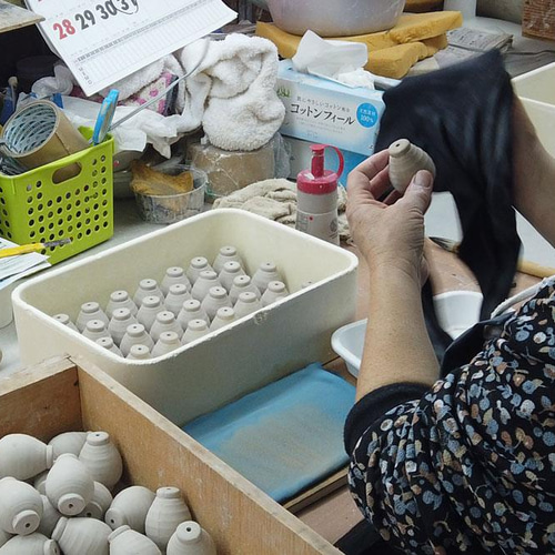 笑顔を運ぶ招き猫・人を招く左手あげ・60年前より続く窯元で職人さんが