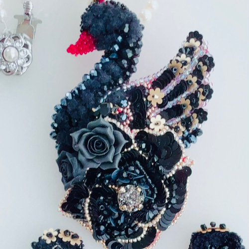 2025ver】ブラックスワンのブローチ オートクチュール刺繍仕立て