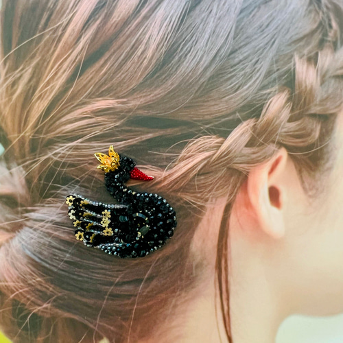 2025ver】ブラックスワンのブローチ オートクチュール刺繍仕立て