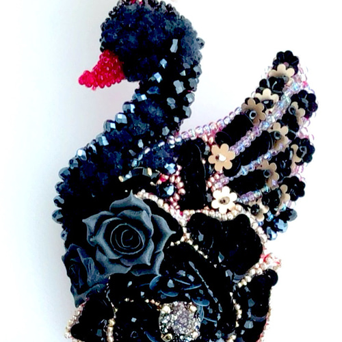 て*く様 クラスターブローチ 2025ver】ブラックスワンのブローチ オートクチュール刺繍仕立て