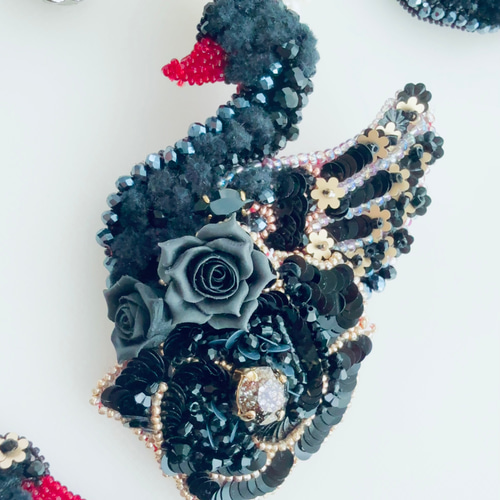 2025ver】ブラックスワンのブローチ オートクチュール刺繍仕立て