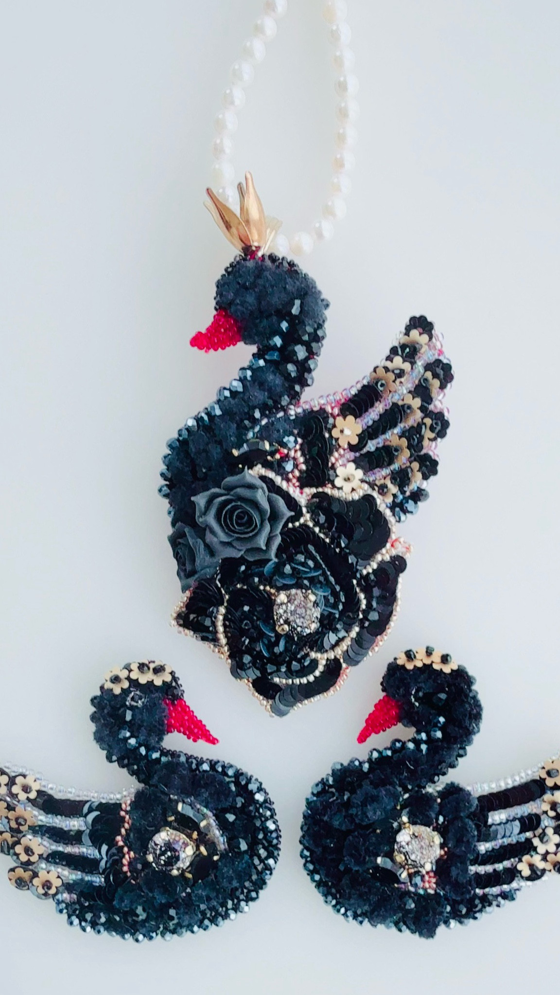 【限定セール！】 2025ver】ブラックスワンのブローチ オートクチュール刺繍仕立て アクセサリー