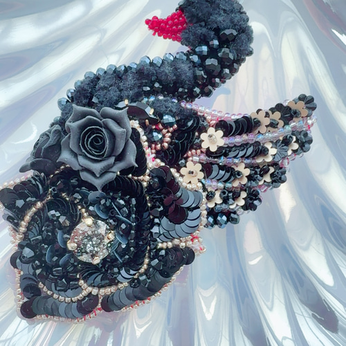 2025ver】ブラックスワンのブローチ オートクチュール刺繍仕立て