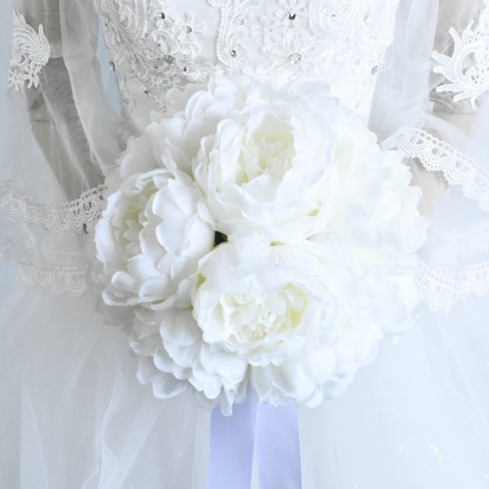 ホワイトシャクヤクの、ラウンド・ブーケ（ブトニア付き）