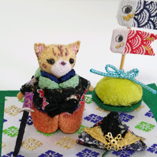 端午の節句✾茶トラ猫ちゃんの武者飾り✾ ちりめん細工のネコちゃんと