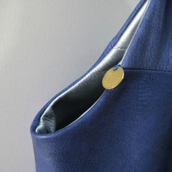 ラウンドリバーシブル シルバー+ブルー　本革製　リバーシブルバッグ 3枚目の画像