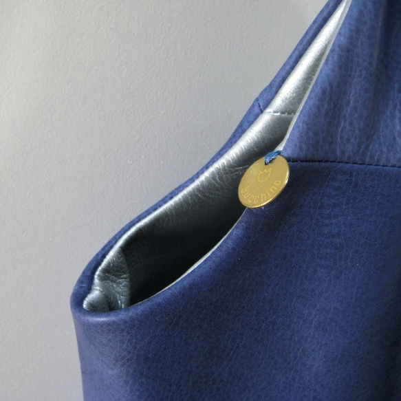 ラウンドリバーシブル シルバー+ブルー　本革製　リバーシブルバッグ 3枚目の画像