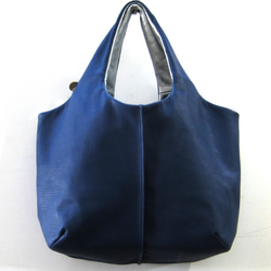 ラウンドリバーシブル シルバー+ブルー　本革製　リバーシブルバッグ 2枚目の画像