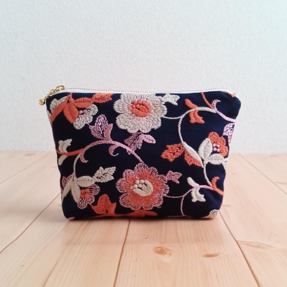 レトロな花柄刺繍のメイクポーチ 内布サテン ポケット付き マチ付き 紺