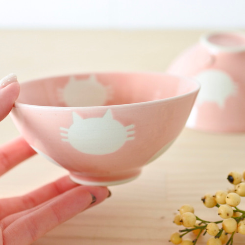お茶碗中サイズ（桜ピンク）白ねこ水玉【在庫有】 茶碗・めし碗 こめが