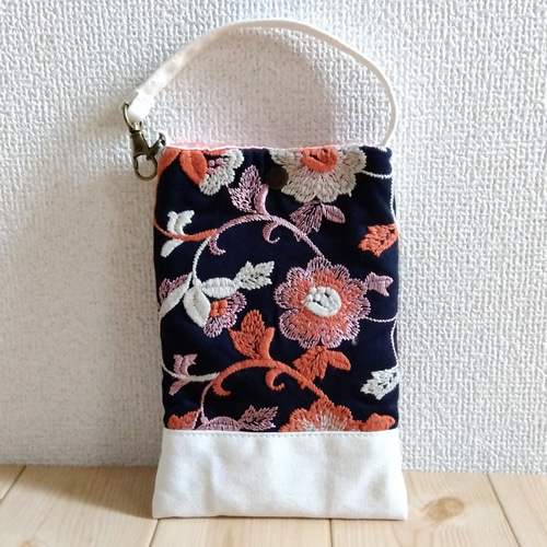 ふかふかスマホポーチ レトロな花柄刺繍 生成帆布 iphoneポーチ