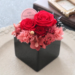選べるメッセージ ｜赤いバラとカーネーションの華やかなアレンジメント｜還暦祝い・退職祝い・誕生日・母の日　pre.039 5枚目の画像