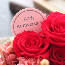 選べるメッセージ ｜赤いバラとカーネーションの華やかなアレンジメント｜還暦祝い・退職祝い・誕生日・母の日　pre.039 8枚目の画像