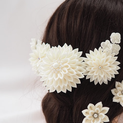 つまみ細工・真っ白な大輪花の花々／コームと… 3枚目の画像
