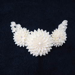 つまみ細工・真っ白な大輪花の花々／コームと… 5枚目の画像