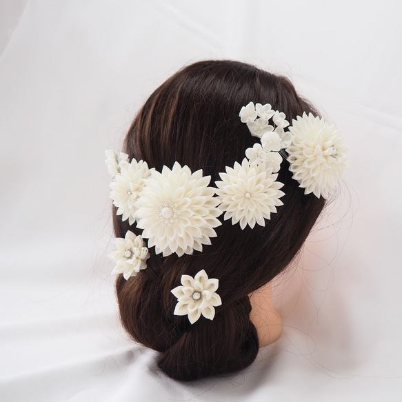 つまみ細工・真っ白な大輪花の花々／コームと… 8枚目の画像