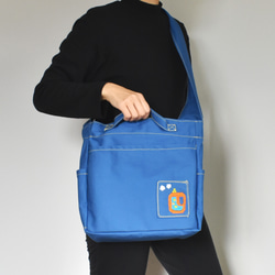 ブルーの５つポケットの大きめショルダートートバッグ 1枚目の画像
