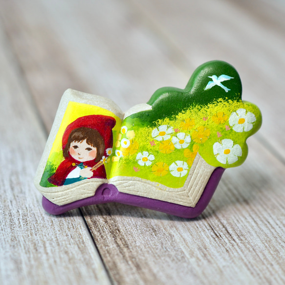 絵本ブローチ《赤ずきん》【手描きイラスト・陶器・陶土ブローチ