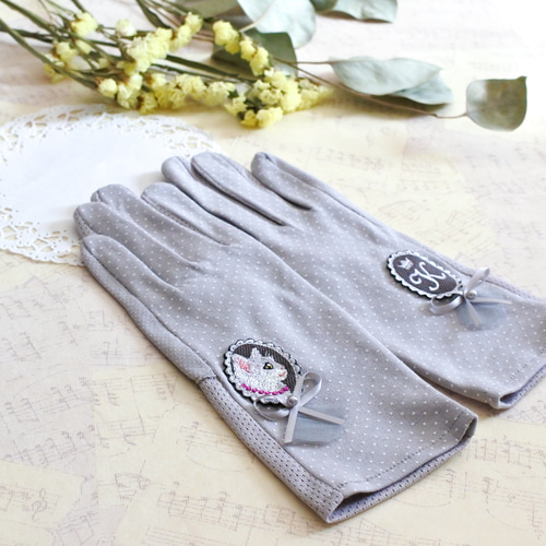 萬坊のいかまんじゅう白黒各5個(O-1) 【冷凍】 | ギフトセット・詰め合わせ | 呼子萬坊オンラインショップ 肉球グローブクッション 白•黒「」セット