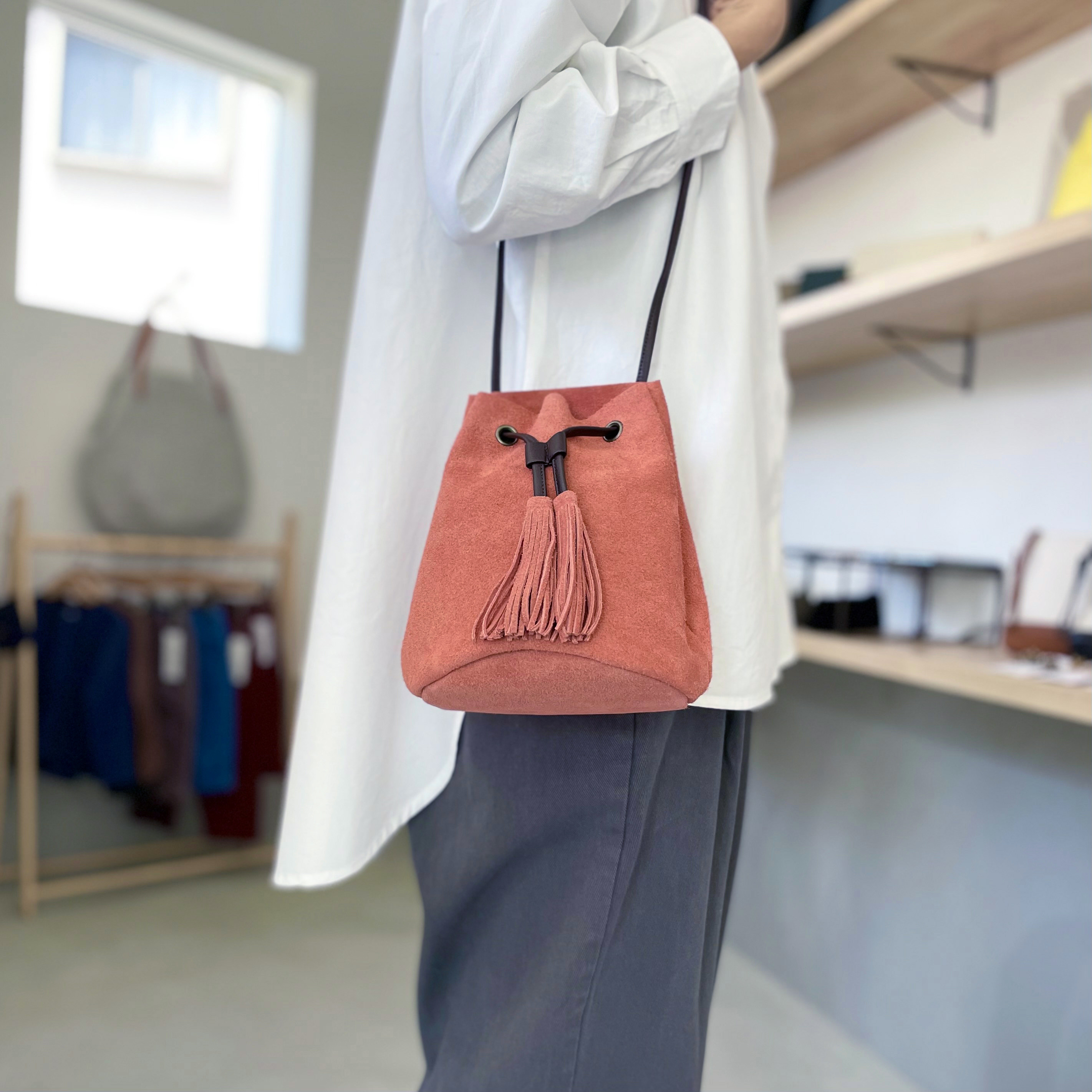 【2025再販】牛床ベロアのタッセル付2WAY巾着バッグ【ベビーピンク】