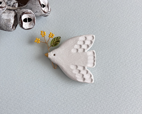 陶ブローチ【ミモザを運ぶ鳥】春の花 感謝の気持ちを込めて 卒園式