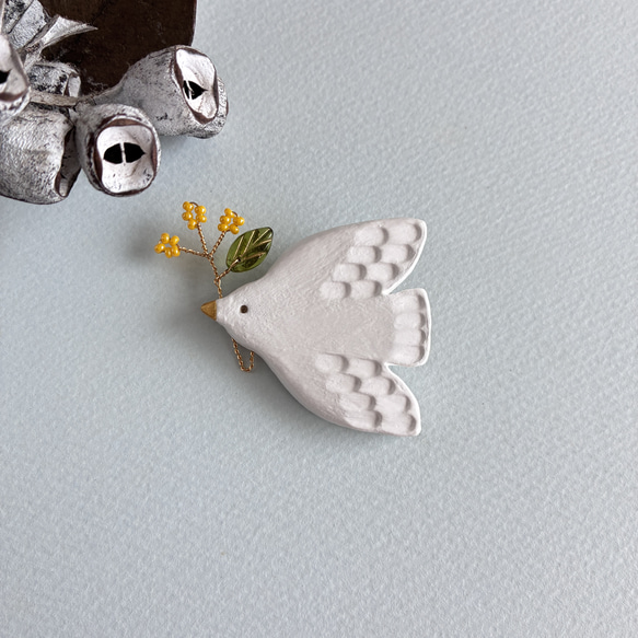 陶ブローチ【ミモザを運ぶ鳥】春の花 感謝の気持ちを込めて 卒園式