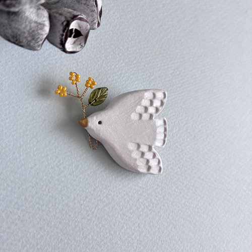 陶ブローチ【ミモザを運ぶ鳥】春の花 感謝の気持ちを込めて 卒園式