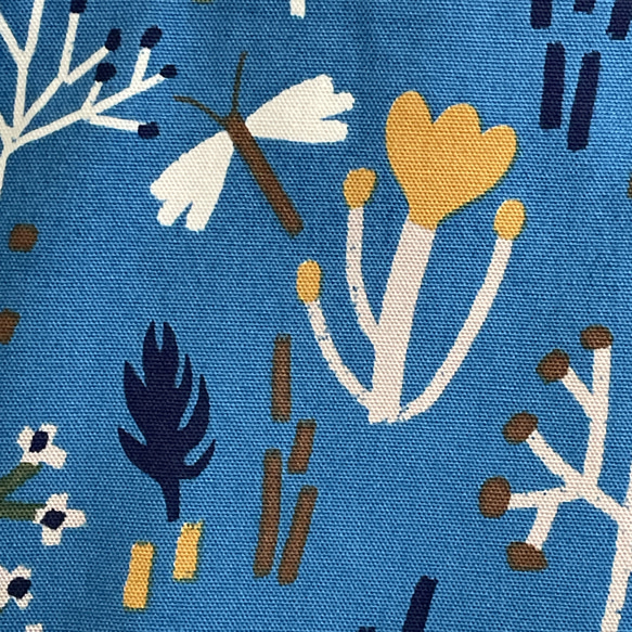 花とキノコのペタンコバッグ　北欧柄　A４　ブルー 2枚目の画像