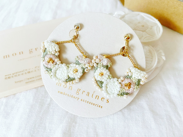 花模様の扇形が揺れる刺繍イヤリング/ピアス『Flower fan』ピンク