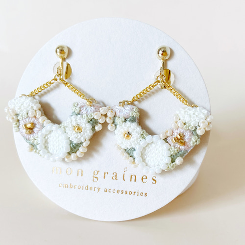 注目のブランド 花模様の扇形が揺れる刺繍イヤリング/ピアス『Flower fan ピアス