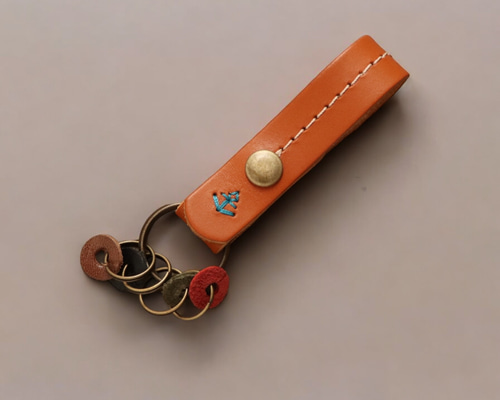 ベルトに付けるレザー製キーホルダー【革6色】・12色の刺繍＆糸