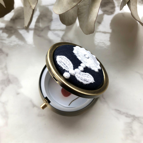 ピルケース (鏡付き) 〜 ミナペルホネン アクセサリーや薬などのまとめ