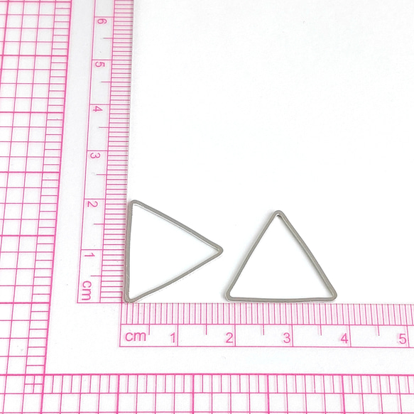 【30個】 20×18mm  三角形/さんかく/トライアングル  空枠フレーム  レジン枠  プラチナ色シルバー 2枚目の画像