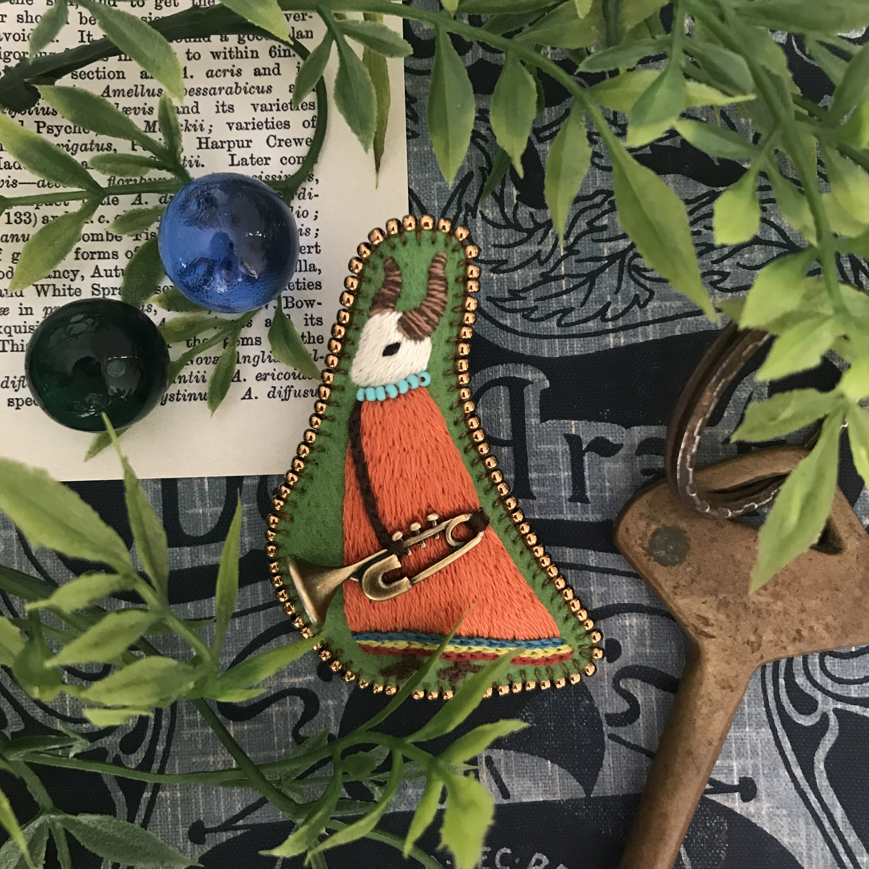 朝を告げる旅人　(刺繍ブローチ)