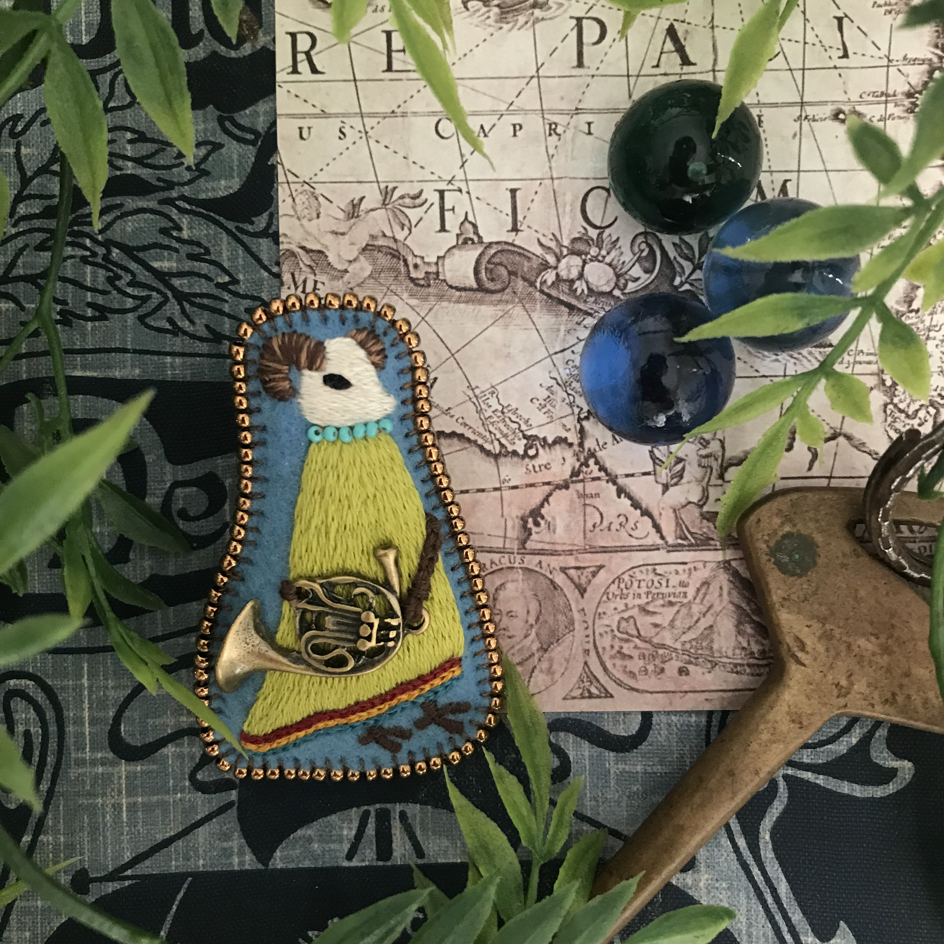 夕暮れを告げる旅人　(刺繍ブローチ)