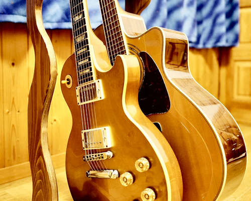 24時間以内に発送】手作り木工 木製ギタースタンド （ニス仕上げ）2本  