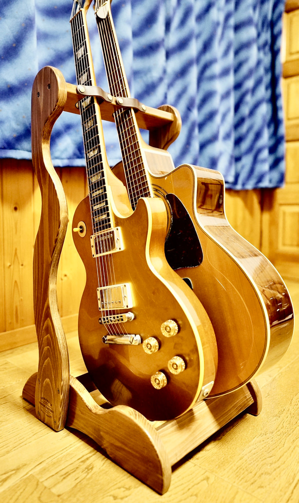 24時間以内に発送】手作り木工 木製ギタースタンド （ニス仕上げ）2本  