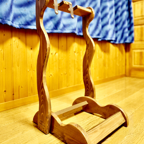 24時間以内に発送】手作り木工 木製ギタースタンド （ニス仕上げ）2本  