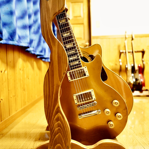 24時間以内に発送】手作り木工 木製ギタースタンド （ニス仕上げ）2本  