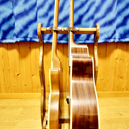 24時間以内に発送】手作り木工 木製ギタースタンド （ニス仕上げ）2本  