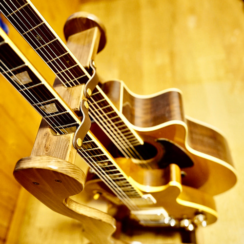 24時間以内に発送】手作り木工 木製ギタースタンド （ニス仕上げ）2本  