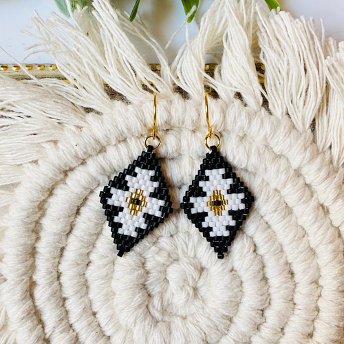 送料込☆オルテガ柄ブラック ビーズステッチピアス/イヤリング ピアス  