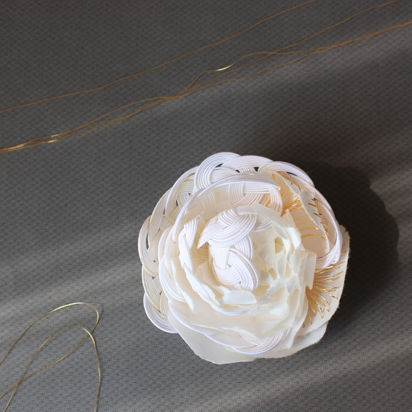 【Creema限定】MINAMO銀白　水引和紙の花髪飾り　西陣織刺繍用金糸 1枚目の画像