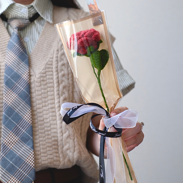 【枯れない花束/枯れない愛】ハンドメイド 花束 かぎ針編み ローゼ　ブーケ 一輪　バレンタイン ウェディング 編み物 2枚目の画像