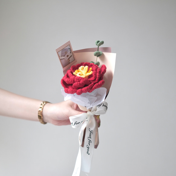 【枯れない花束/枯れない愛】ハンドメイド 花束 かぎ針編み ボタン　牡丹　ブーケ バレンタイン ウェディング 編み物 1枚目の画像