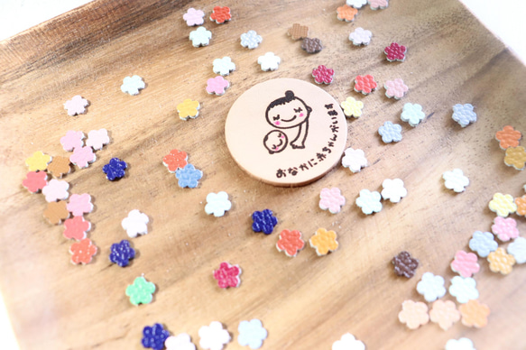 ヌメ革・シンプルマタニティマーク✿︎選べる小花のお色＆裏面オーダーメイド 3枚目の画像