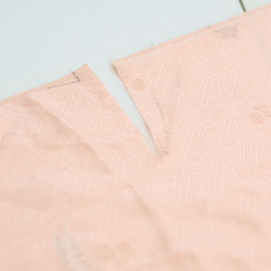 正絹　淡いピンク地雪輪柄ハギレ　1.1ｍ　和小物、つまみ細工などに 4枚目の画像