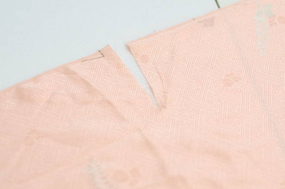 正絹　淡いピンク地雪輪柄ハギレ　1.1ｍ　和小物、つまみ細工などに 4枚目の画像