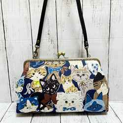 薔薇と黒猫　あおりがま口バッグ　ショルダー紐付き 猫柄 がま口バッグ ショルダー紐付き ハンドメイド ショルダー